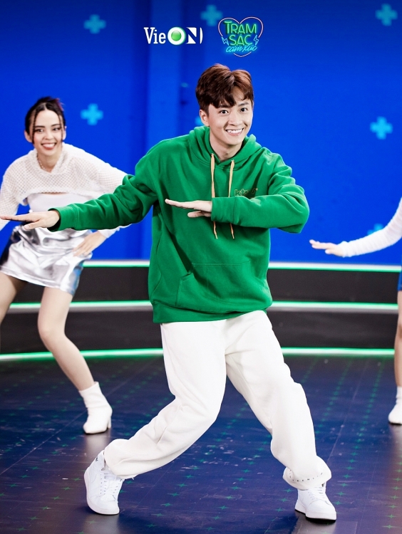 'Quái vật Rap Việt' Seachains cùng Ngô Kiến Huy, Suni Hạ Linh tạo nên ca khúc đầy năng lượng trong MV đầy sắc màu 'Trạm sạc cảm xúc'