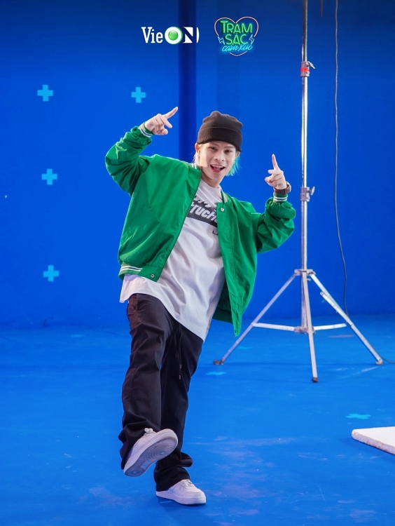 'Quái vật Rap Việt' Seachains cùng Ngô Kiến Huy, Suni Hạ Linh tạo nên ca khúc đầy năng lượng trong MV đầy sắc màu 'Trạm sạc cảm xúc'