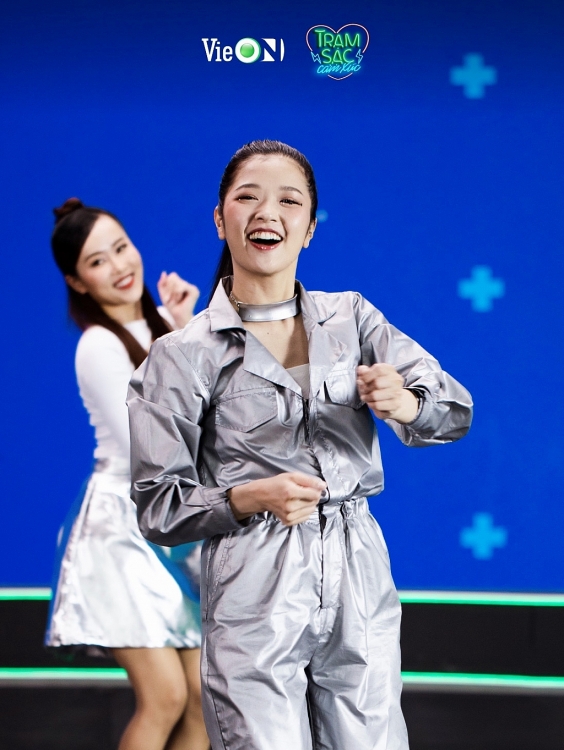 'Quái vật Rap Việt' Seachains cùng Ngô Kiến Huy, Suni Hạ Linh tạo nên ca khúc đầy năng lượng trong MV đầy sắc màu 'Trạm sạc cảm xúc'