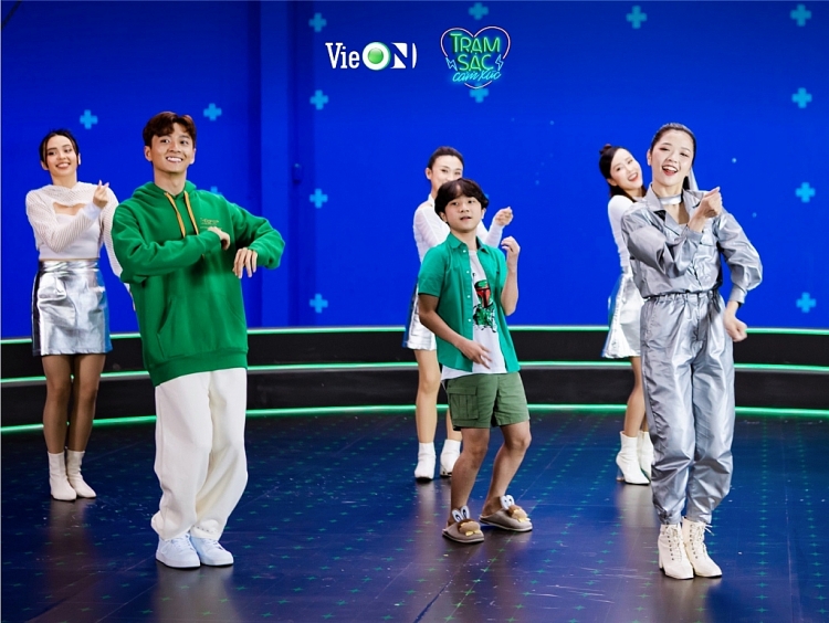 'Quái vật Rap Việt' Seachains cùng Ngô Kiến Huy, Suni Hạ Linh tạo nên ca khúc đầy năng lượng trong MV đầy sắc màu 'Trạm sạc cảm xúc'