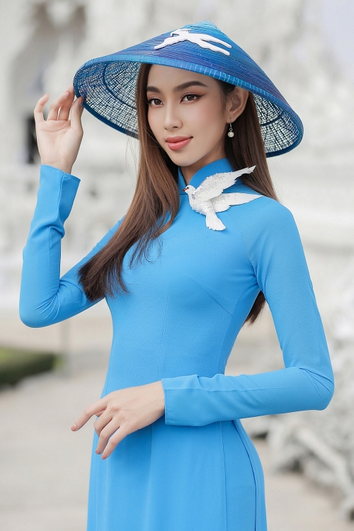 'Hoa hậu Hòa bình quốc tế' Thùy Tiên tự hào diện áo dài Việt Nam trên đất Thái sau đăng quang