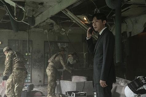 Lee Jong Suk đặt bom uy hiếp đàn anh Kim Rae Won trong 'Âm lượng hủy diệt'