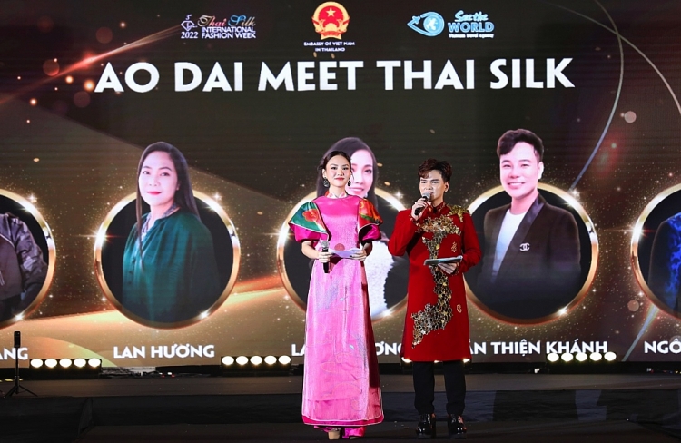 'Thai Silk International Fashion Week 2022': Khi áo dài gặp gỡ lụa Thái