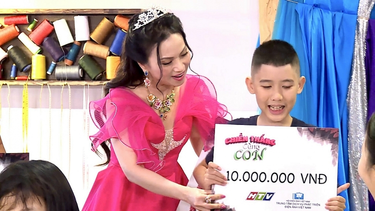 Ca sĩ Hà Phương đồng hành cùng những em nhỏ kém may mắn tại chương trình 'Chiến thắng cùng con'