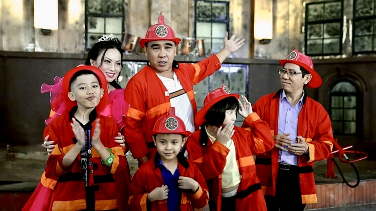 Ca sĩ Hà Phương đồng hành cùng những em nhỏ kém may mắn tại chương trình 'Chiến thắng cùng con'
