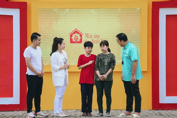 Nhật Kim Anh và cựu danh thủ Nguyễn Hồng Sơn mang về 118 triệu cho trẻ em mồ côi tại 'Mái ấm gia đình Việt'