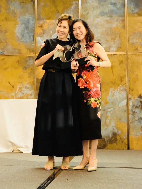 Bà Đinh Thị Thanh Hương nhận giải Nhà phát hành của CineAsia năm 2022