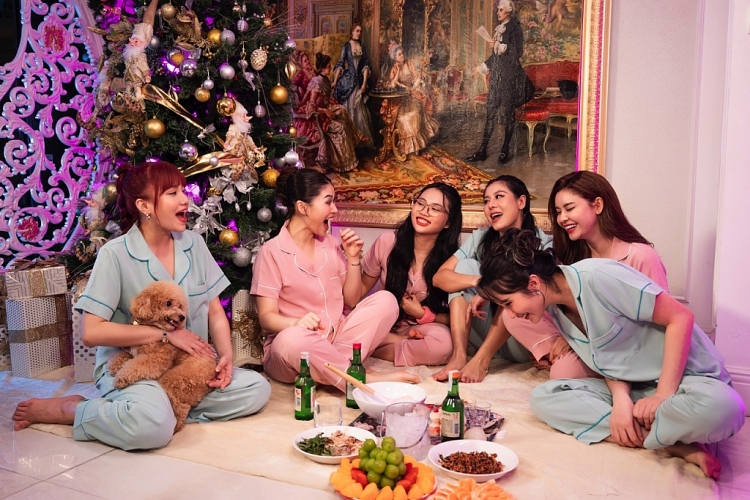Ngọc Thanh Tâm khởi động trở lại show thực tế, mời dàn mỹ nhân V-biz nhập tiệc Giáng sinh