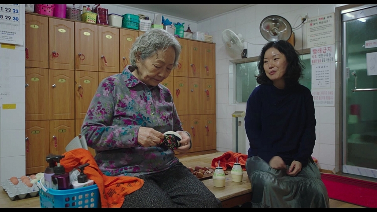 'Hãy chăm sóc mẹ': Ghi dấu vai chính đầu tiên của ‘người bà quốc dân’ Kim Young Ok