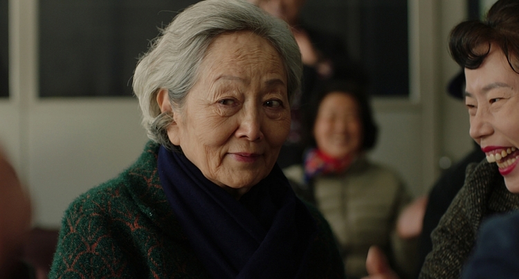 'Hãy chăm sóc mẹ': Ghi dấu vai chính đầu tiên của ‘người bà quốc dân’ Kim Young Ok