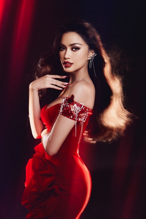 Hoa hậu Ngọc Châu chuộng son đỏ, quyến rũ trong bộ hình mới