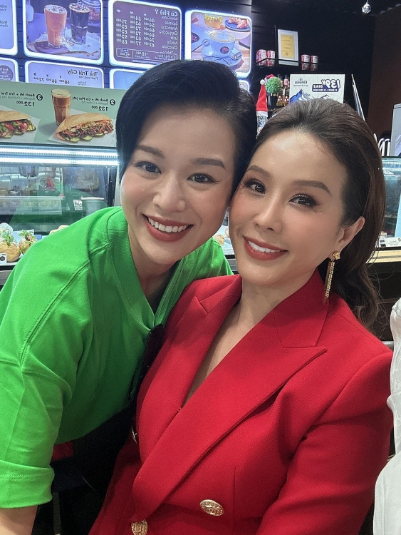 Hồ Hạnh Nhi bất ngờ tới Việt Nam hội ngộ Hoa hậu Thu Hoài
