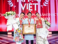 Hồ Ngọc Hà, Trấn Thành cùng đạo diễn Trần Thành Trung nhận bằng kỷ lục của 'Gala nhạc Việt'