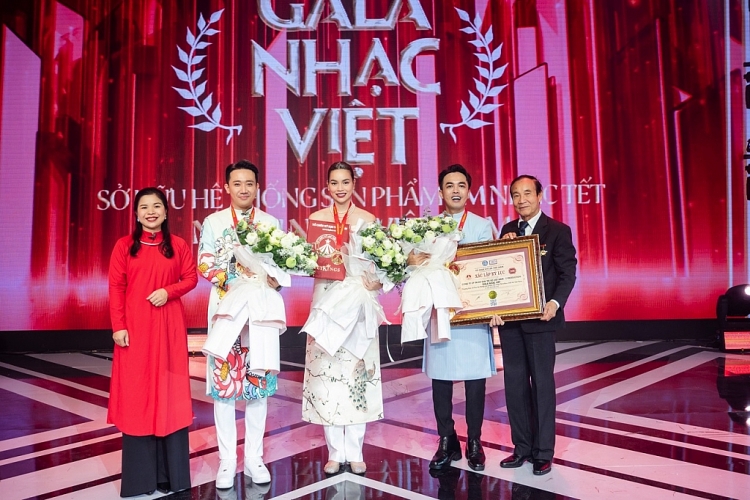 Hồ Ngọc Hà, Trấn Thành cùng đạo diễn Trần Thành Trung nhận bằng kỷ lục của 'Gala nhạc Việt'