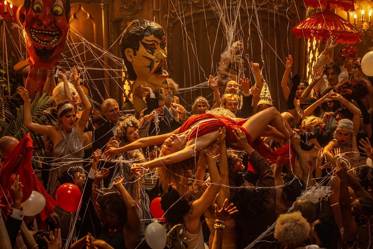 Brad Pitt và Margot Robbie táo bạo trong phim mới 'Babylon' của đạo diễn Damien Chazelle