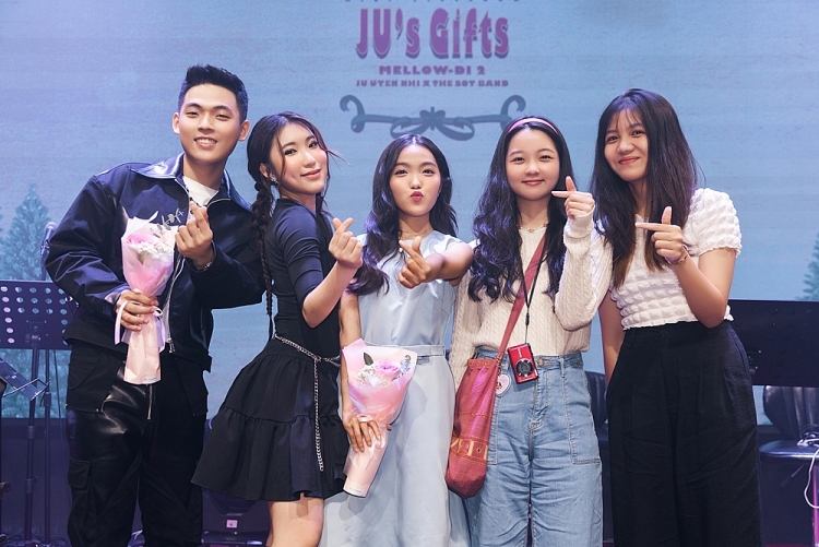 Ca sĩ Ju Uyên Nhi làm đêm nhạc gặp gỡ bạn bè khi về nước