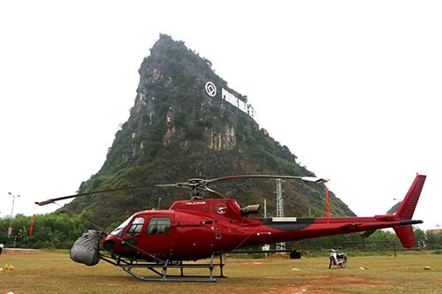 Đoàn phim mang trực thăngsang Việt Nam