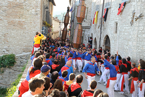 gubbio noi dung chan cua nguoi tre dien ro