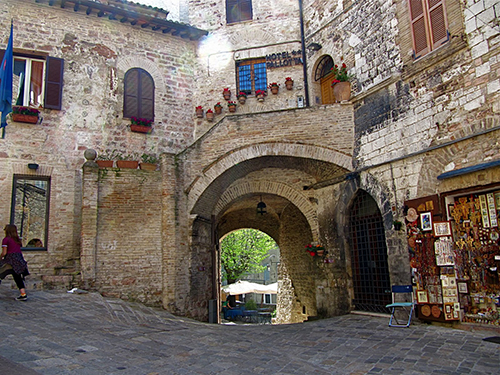 gubbio noi dung chan cua nguoi tre dien ro