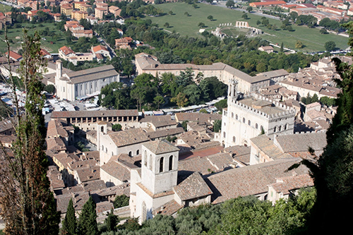 gubbio noi dung chan cua nguoi tre dien ro