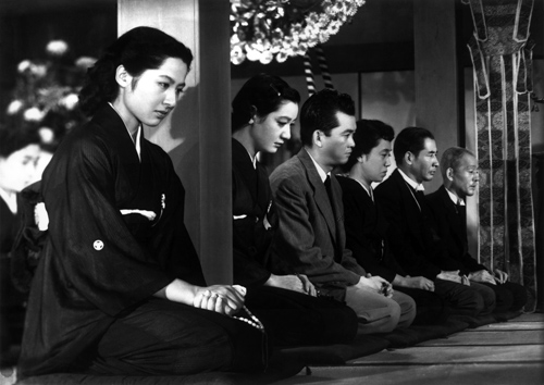 Setsuko_Hara__Chishu_Ryu__children_-_Tokyo_Story_1953_funeral