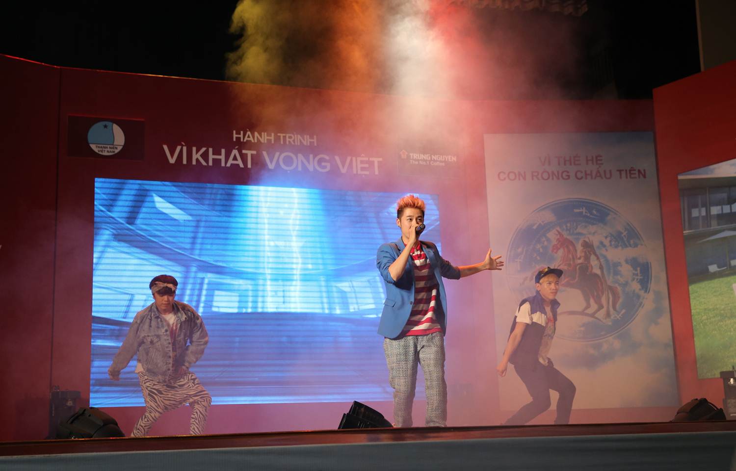 Thanh_Duy_idol_Cuu_sinh_vien_DH_Can_Tho_khuay_dong_ca_hoi_truong