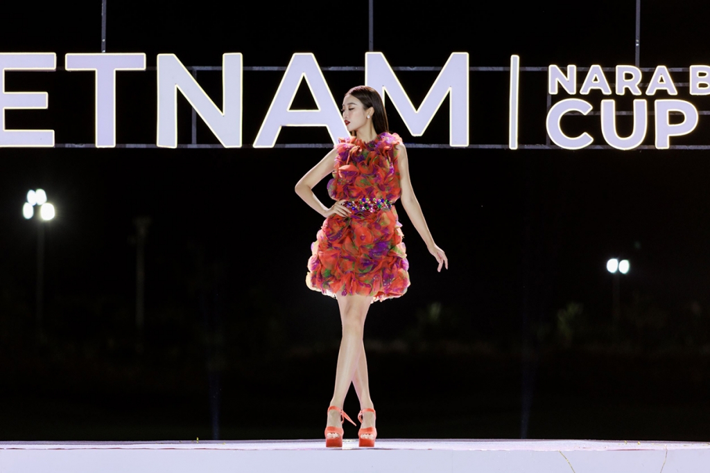 Đỗ Mỹ Linh 'ôm' giải, Lương Thùy Linh catwalk thần thái trong lễ bế mạc giải golf đầu tiên của 'Miss World Vietnam'