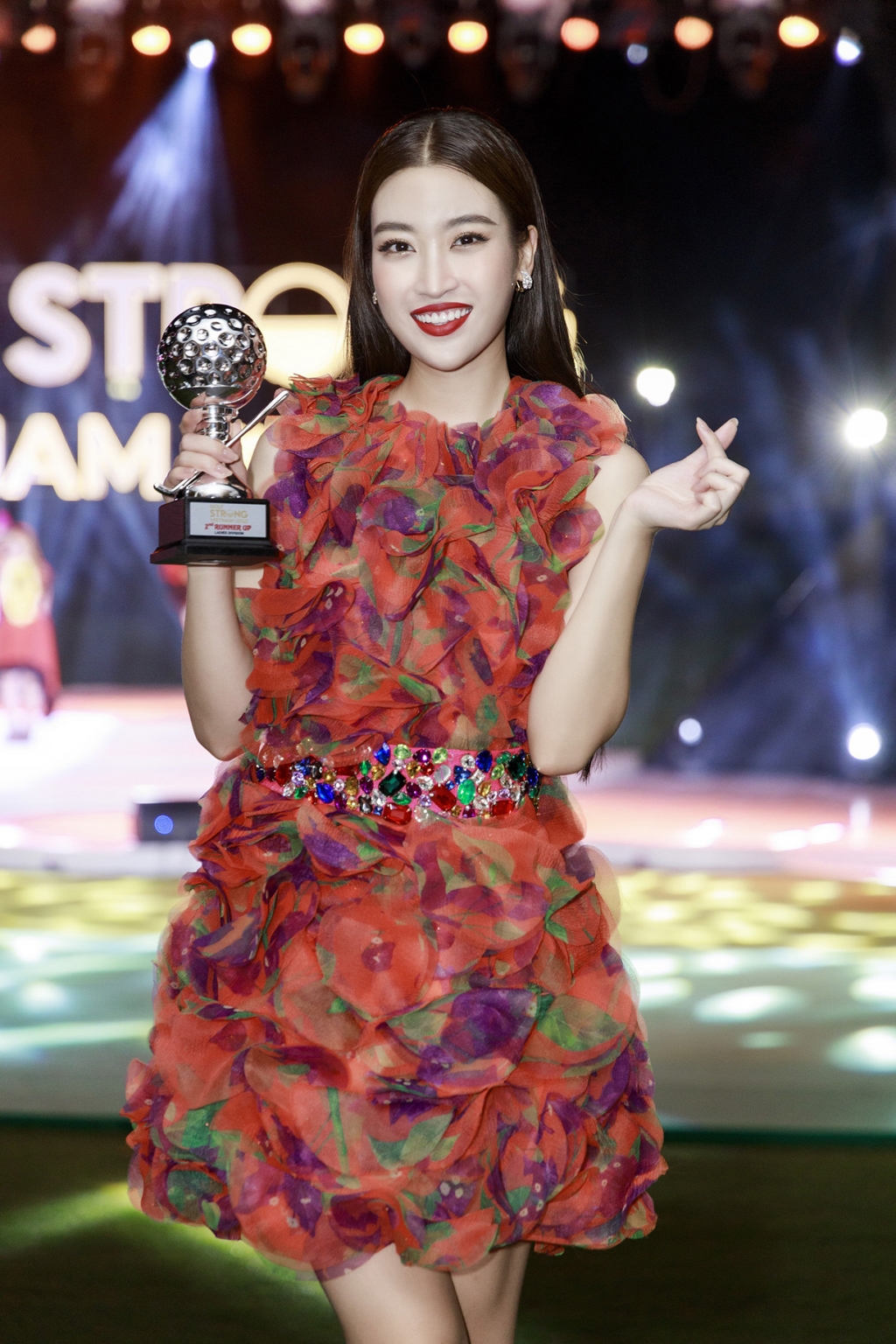 Đỗ Mỹ Linh 'ôm' giải, Lương Thùy Linh catwalk thần thái trong lễ bế mạc giải golf đầu tiên của 'Miss World Vietnam'