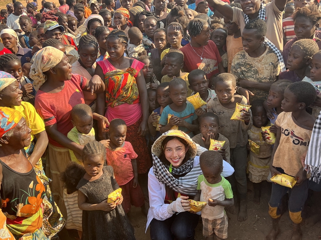 Hoa hậu Thùy Tiên sang Angola nghiệm thu giếng nước sạch tặng 5.000 người dân