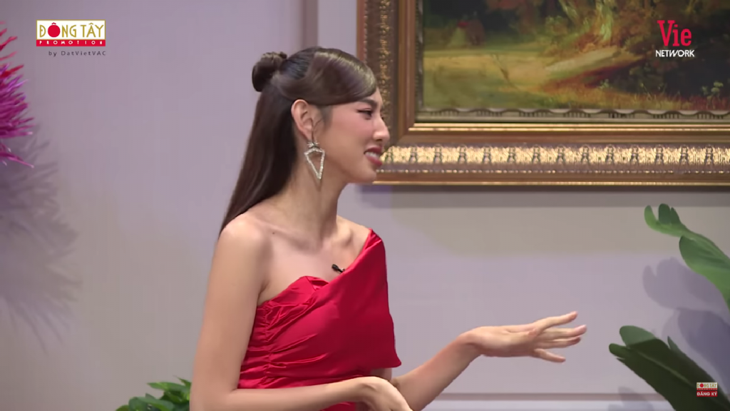 Hoa hậu Thùy Tiên bất ngờ khi bị thơm má - được mai mối cho một nhân vật trong giới Showbiz