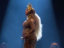 Beyonce ôm bụng bầu song thai biểu diễn trên sân khấu Grammy