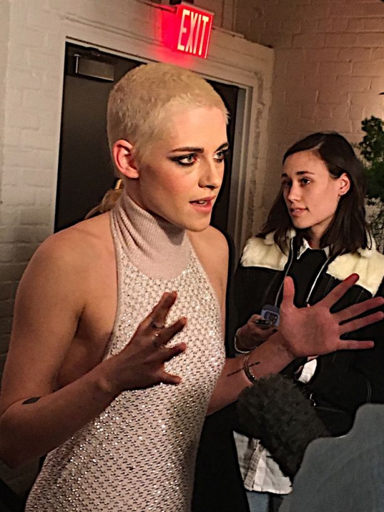 kristen stewart gay soc tai buoi chieu ra mat personal shopper