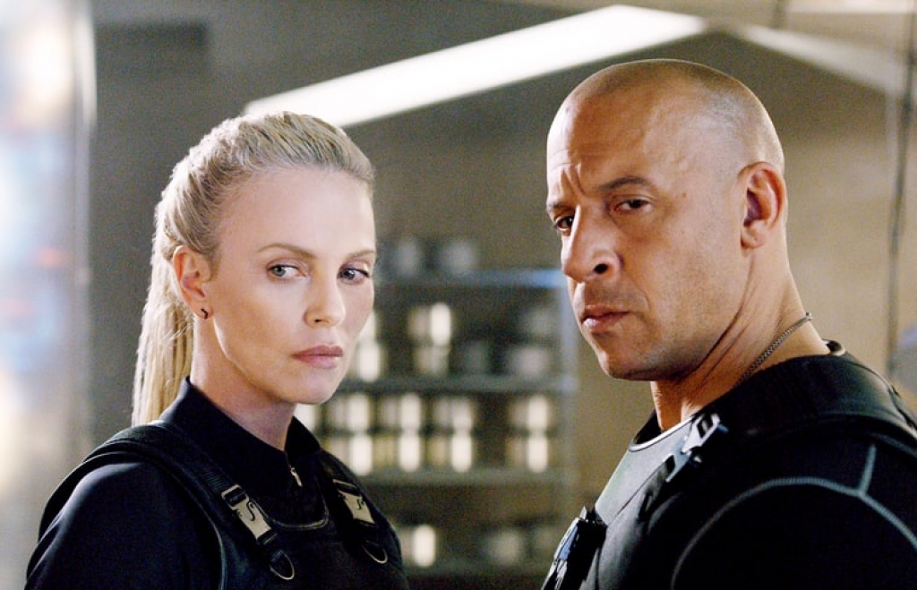 Charlize Theron và Vin Diesel trong The Fate of the Furious