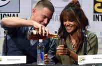 Halle Berry trổ tài uống rượu tại Comic-Con 2017