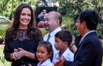 Angelina Jolie bị phản đối 'trò chơi casting' với trẻ em Campuchia
