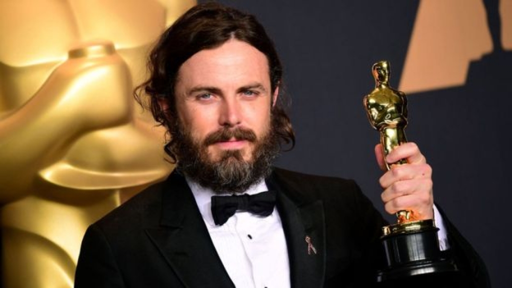 casey affleck bien thanh ma trong a ghost story
