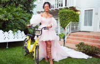 Rihanna khoe ảnh tặng xe đạp cho nữ sinh Malawi