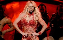 Britney Spears hoảng loạn khi bị fan cuồng lao lên sân khấu biểu diễn