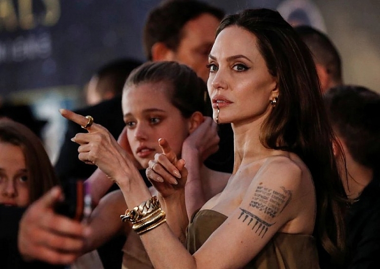 Angelina Jolie cho các con diện ‘đồ cũ’ đi xem ‘Eternals’