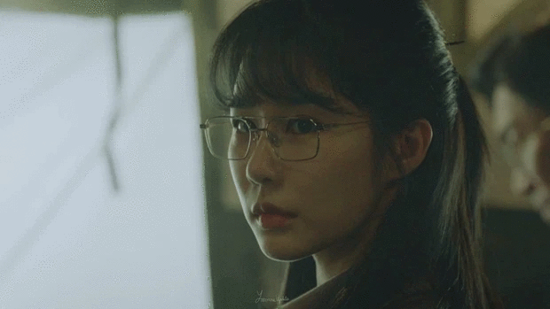 ‘Snowdrop’ tập 6: Jisoo bị Jung Hae In chĩa súng thẳng mặt