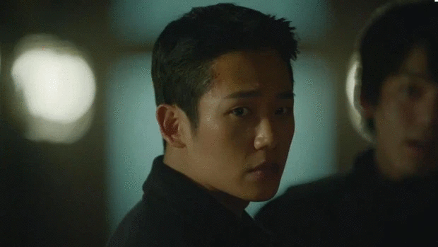 ‘Snowdrop’ tập 6: Jisoo bị Jung Hae In chĩa súng thẳng mặt