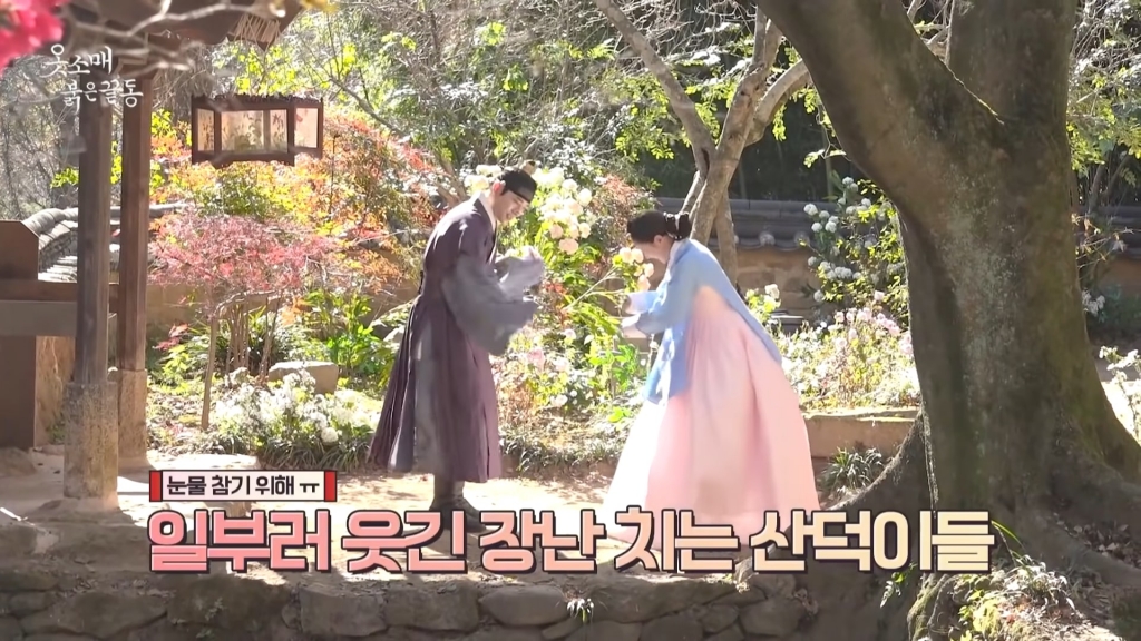 Junho (2PM) và Lee Se Young cố gắng giữ bầu không khí vui vẻ trong những cảnh quay ‘ngược tâm’ của ‘The Red Sleeve’
