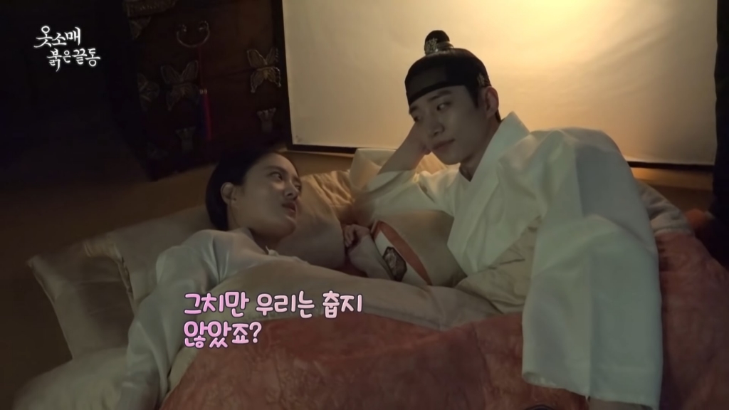 Junho (2PM) và Lee Se Young cố gắng giữ bầu không khí vui vẻ trong những cảnh quay ‘ngược tâm’ của ‘The Red Sleeve’