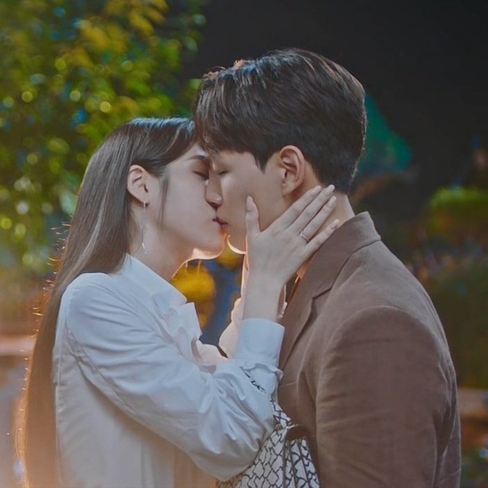 Idol K-pop và những nụ hôn 'đốn tim' trên màn ảnh nhỏ: Jisoo (BlackPink) vừa đóng phim lần đầu đã góp mặt