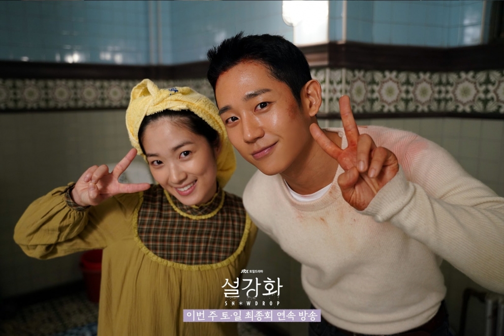 Jisoo, Jung Hae In tương tác cực ngọt trong hậu trường ‘Snowdrop’