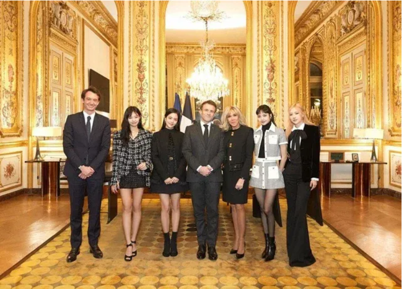 BlackPink gây chú ý khi chụp ảnh chung cùng vợ chồng Tổng thống Pháp