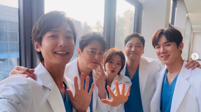 Jung Kyung Ho, Kim Dae Myung khoe ảnh chụp cùng hội 99z, phải chăng ‘Hospital Playlist’ sẽ có phần 3?