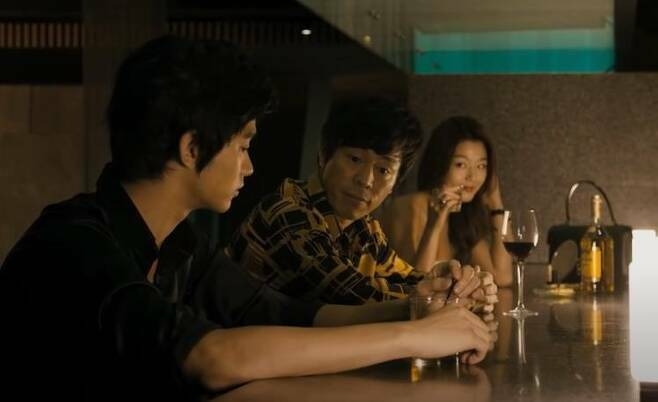5 sự thật bất ngờ về nụ hôn đồng giới của Kim Soo Hyun trong ‘The Thieves’