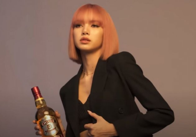 Lisa (BlackPink) đứng trước nguy cơ bị Chính phủ Thái phạt nặng vì quảng cáo rượu?