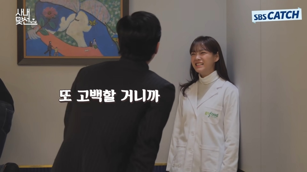 Ahn Hyo Seop và Kim Sejeong hôn ‘chuyên nghiệp’ trong hậu trường ‘Hẹn hò chốn công sở’